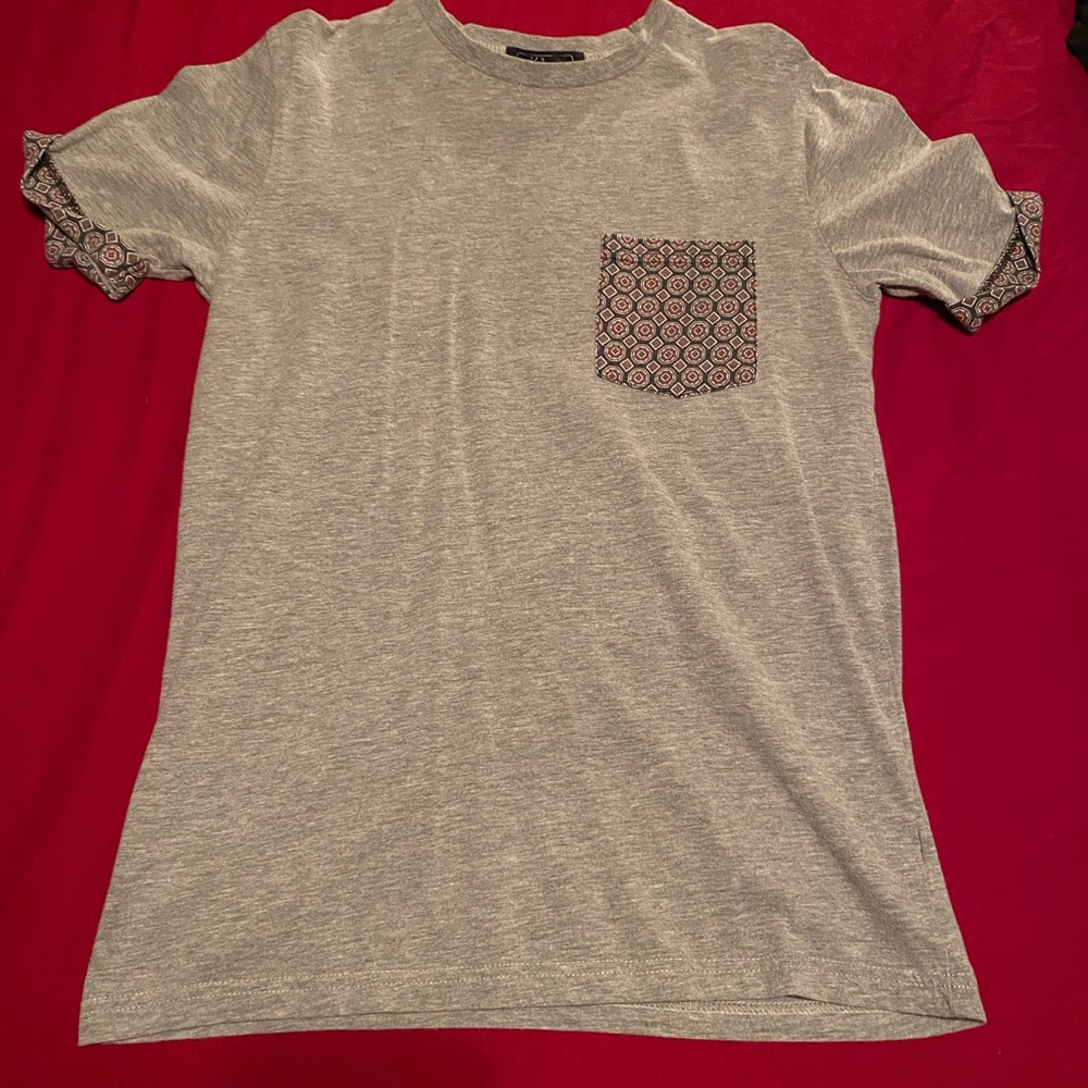 21 Men Gray Tshirt with Graphic Design Pocket Size Small Good Condition